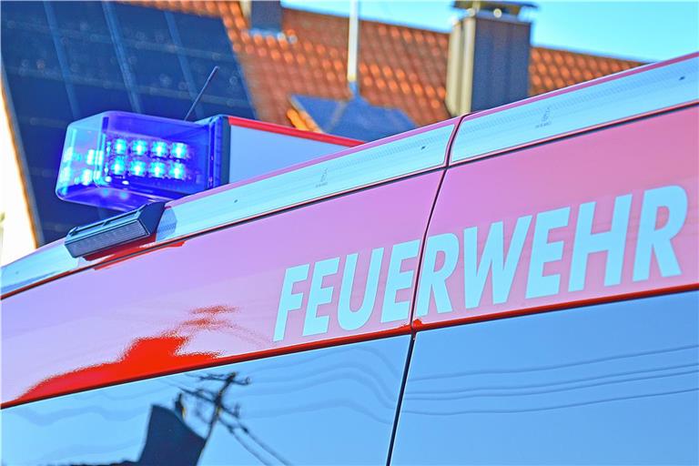 Die Feuerwehr war mit drei Fahrzeugen im Einsatz. Symbolfoto: Tobias Sellmaier