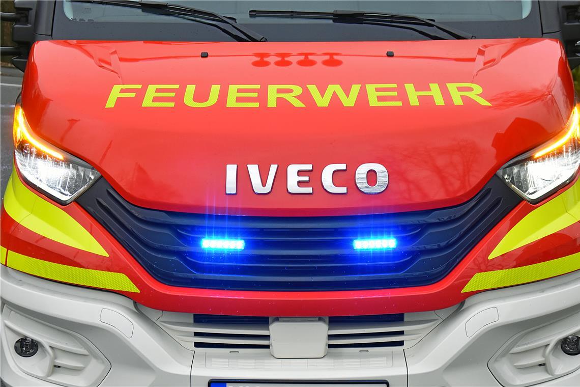 Die Feuerwehr war mit drei Fahrzeugen vor Ort. Symbolbild: Tobias Sellmaier