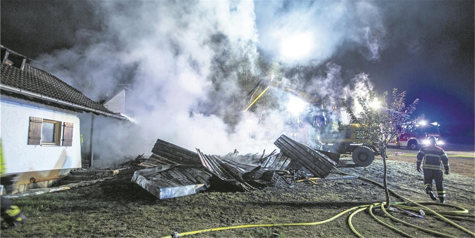 Die Feuerwehr war mit einem Großaufgebot vor Ort, konnte aber nicht verhindern, dass das Ferienhaus völlig niederbrannte.Foto: 7aktuell