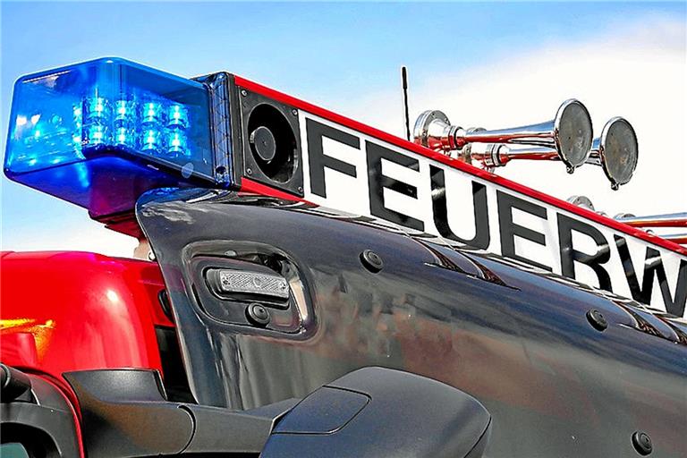 Die Feuerwehr war mit fünf Fahrzeugen und 35 Einsatzkräften vor Ort im Einsatz. Symbolfoto: Comofoto/Stock-Adobe