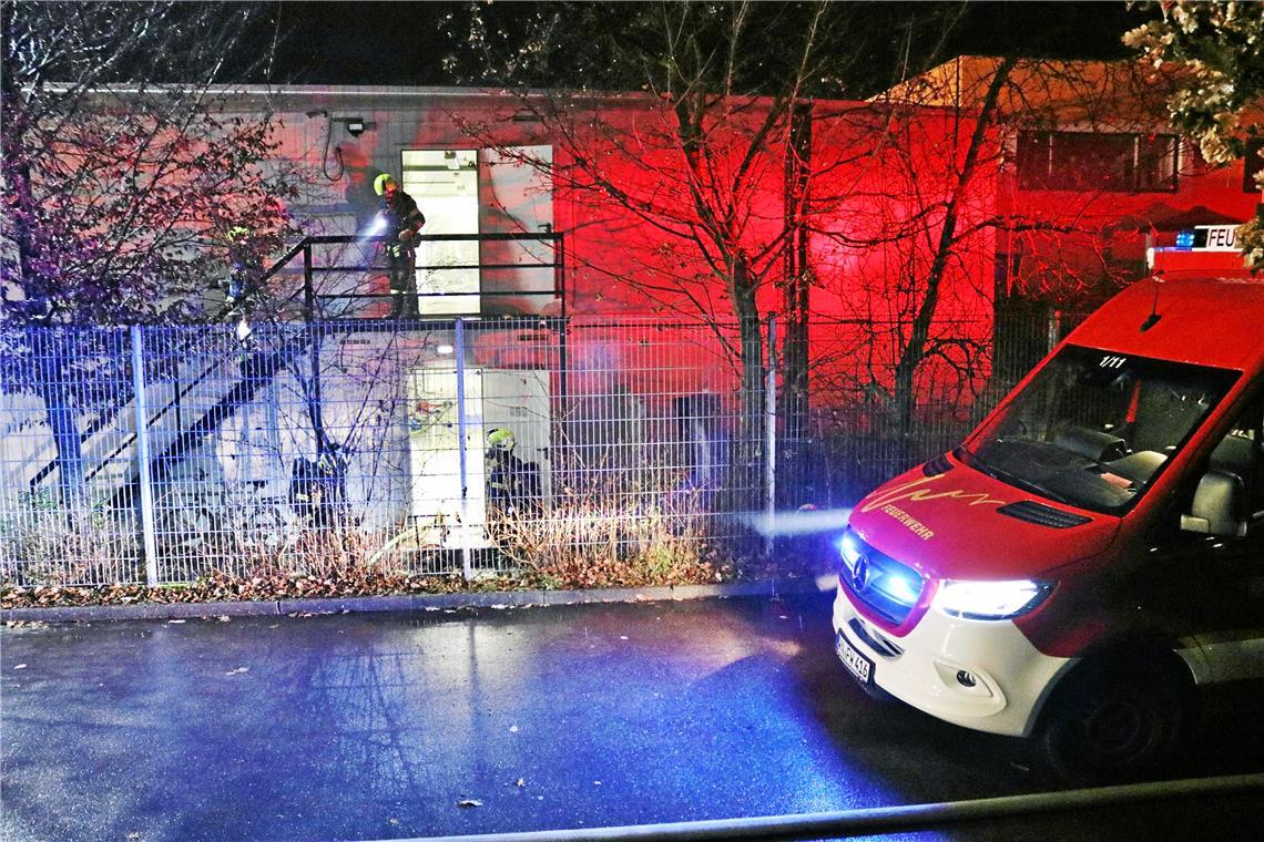 Brand in Asylunterkunft in Winnenden Die Feuerwehr war mit sechs Fahrzeugen und 27 Einsatzkräften vor Ort. Foto: 7aktuell.de/Kevin Lermer