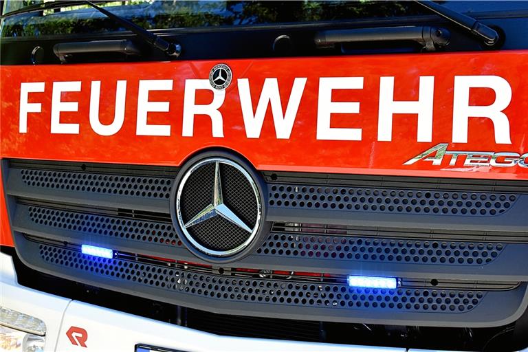 Die Feuerwehr war mit vier Fahrzeugen und 25 Personen vor Ort. Symbolbild: T. Sellmaier 