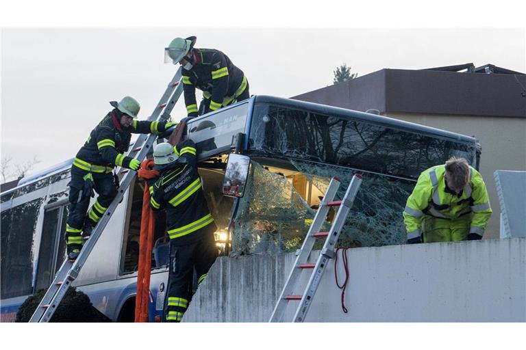 Die Feuerwehr war mit zahlreichen Kräften am Unfallort.