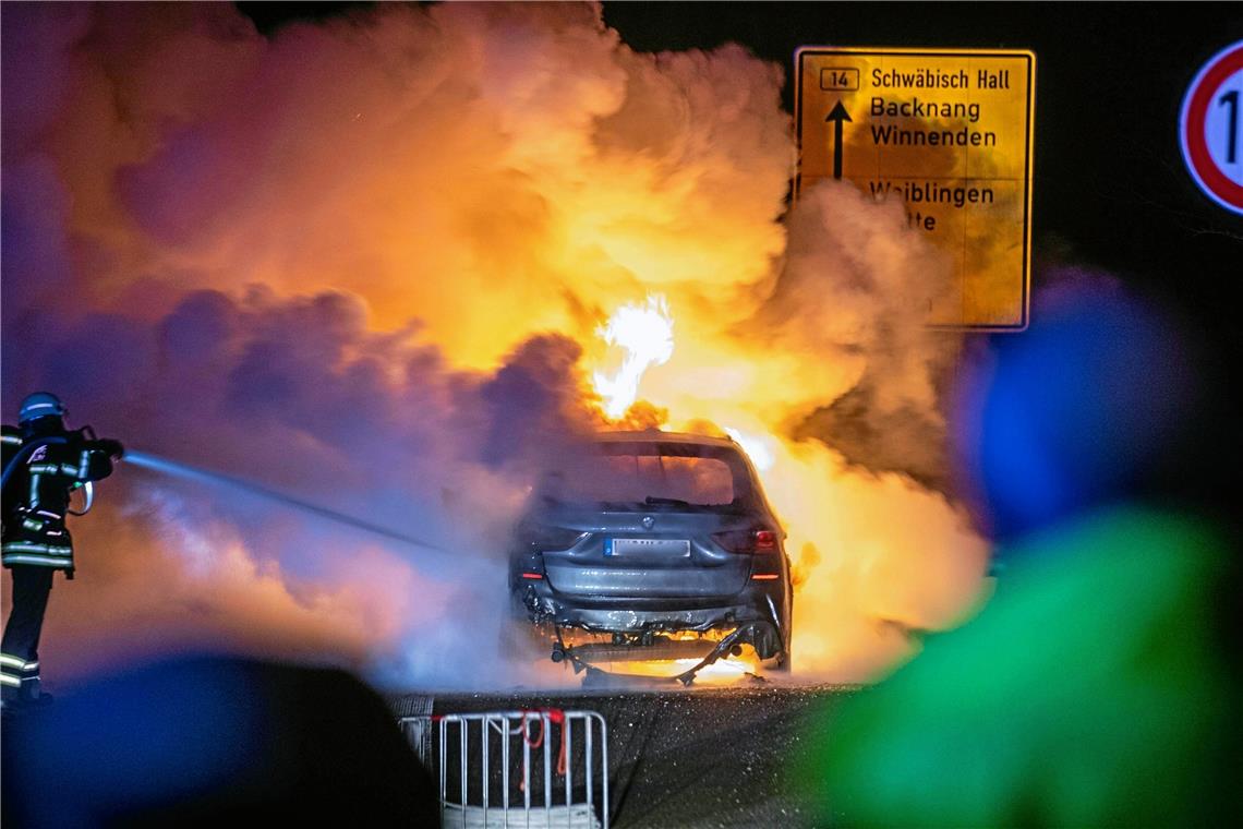 Auto brennt auf der B14 bei Waiblingen aus