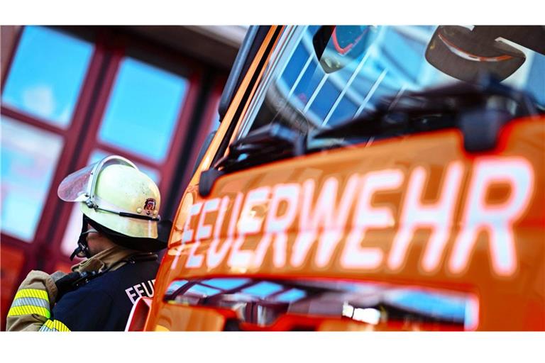 Die Feuerwehr war rund vier Stunden mitLöscharbeiten beschäftigt. (Symbolbild)