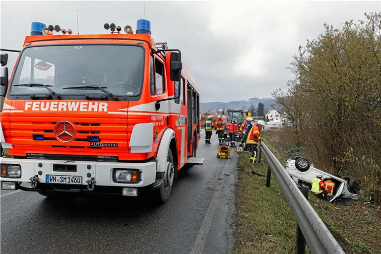 Die Feuerwehr war zur Bergung des Fahrzeugs im Einsatz.