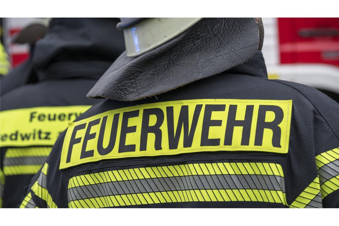 Mann will kochen und entfacht Feuer im Keller Die Feuerwehr war zwar vor Ort, der Senior konnte das Feuer aber selbst wieder löschen. (Symbolbild)