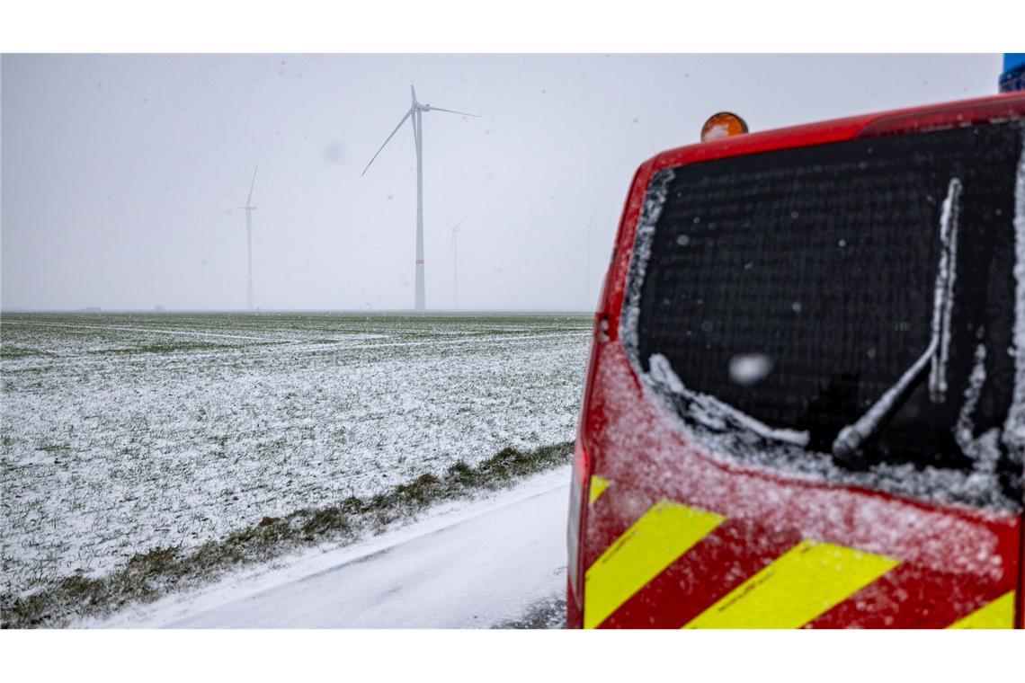 Die Feuerwehr wartet darauf, dass der abgeknickte Windrad-Flügel von selbst abfällt.