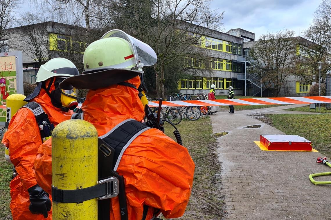 Chemieunfall an Schule: giftiges Brom ausgetreten Die Feuerwehr Weinstadt ist vor Ort, Schüler befinden sich keine mehr in dem Gebäude. Foto: B. Beytekin