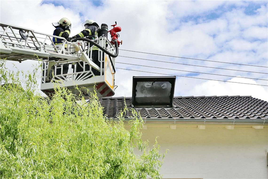 Dachstuhl eines Mehrfamilienhauses in Winnenden gerät in Brand Die Feuerwehr Winnenden bekämpfte am Sonntagmittag einen Dachstuhlbrand in Winnenden. Foto: 7aktuell/K. Lermer