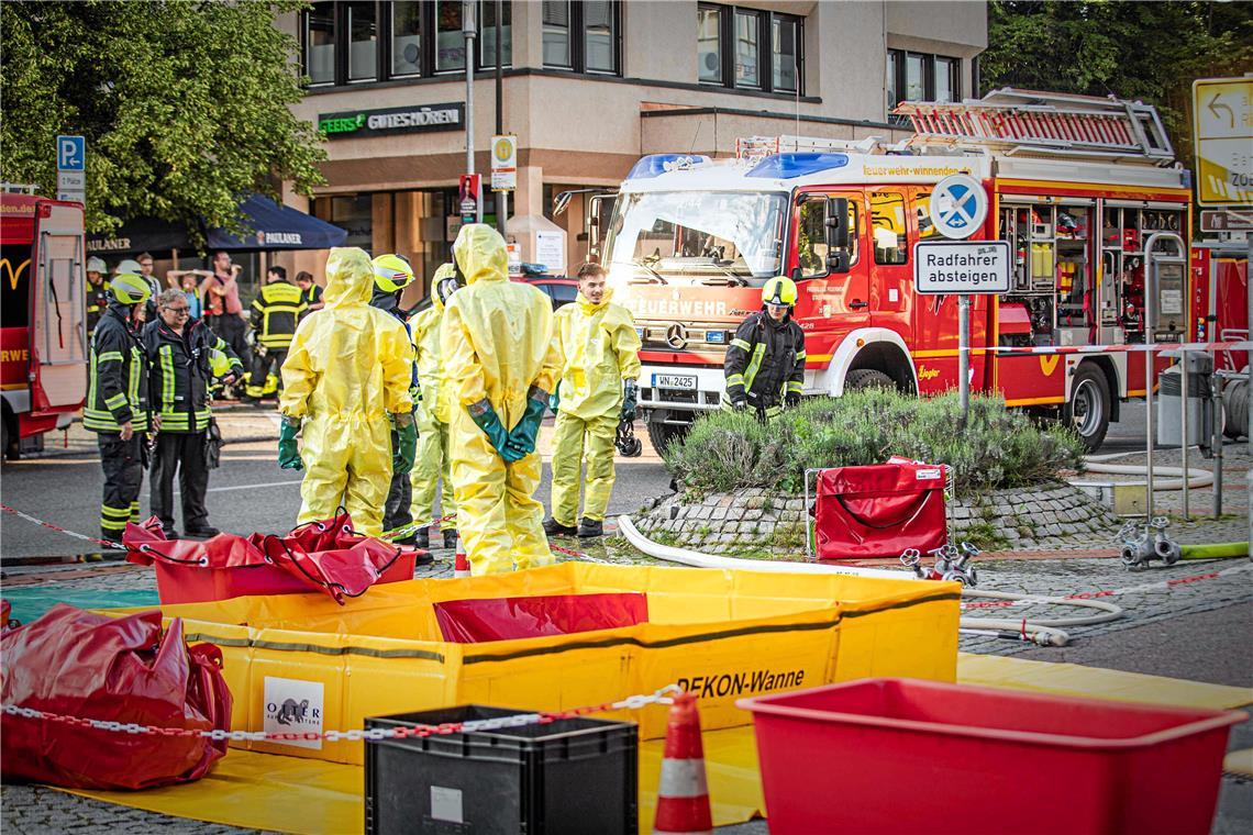 Einkaufsmarkt in Weinstadt wegen Chlorgas geräumt Die Feuerwehren aus Weinstadt, Backnang und Winnenden waren mit einem Großaufgebot im Einsatz. Foto: 7aktuell.de/Simon Adomat