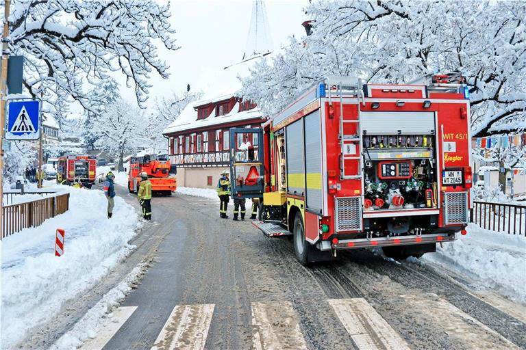 Die Feuerwehren aus Weissach, Auenwald und Backnang sind in Unterweissach im Einsatz. Foto: 7aktuell.de/Kevin Lermer