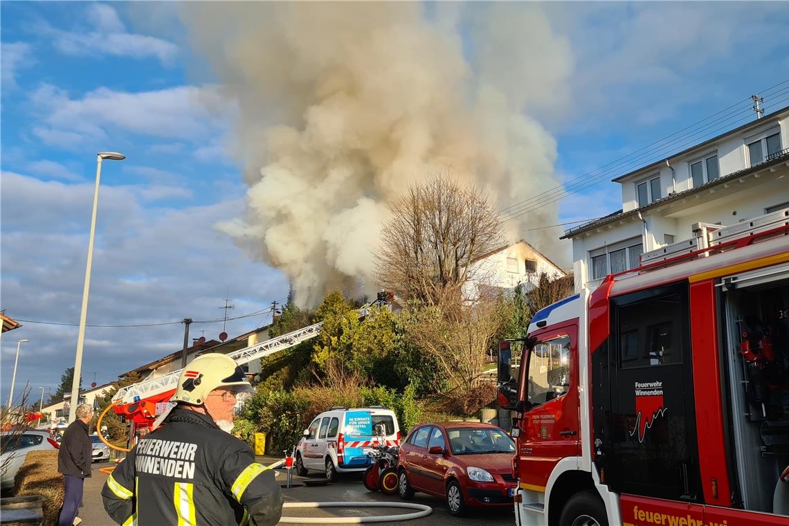 Die Feuerwehren aus Winnenden und Fellbach benötigten drei Stunden, bis sie das Feuer unter Kontrolle hatte. Foto: B. Beytekin