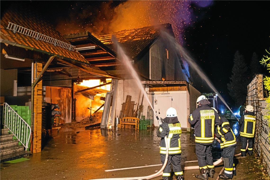 Die Feuerwehren konnten ein Übergreifen der Flammen auf die Wohngebäude und den Hofladen verhindern. Foto: 7aktuell/Adomat