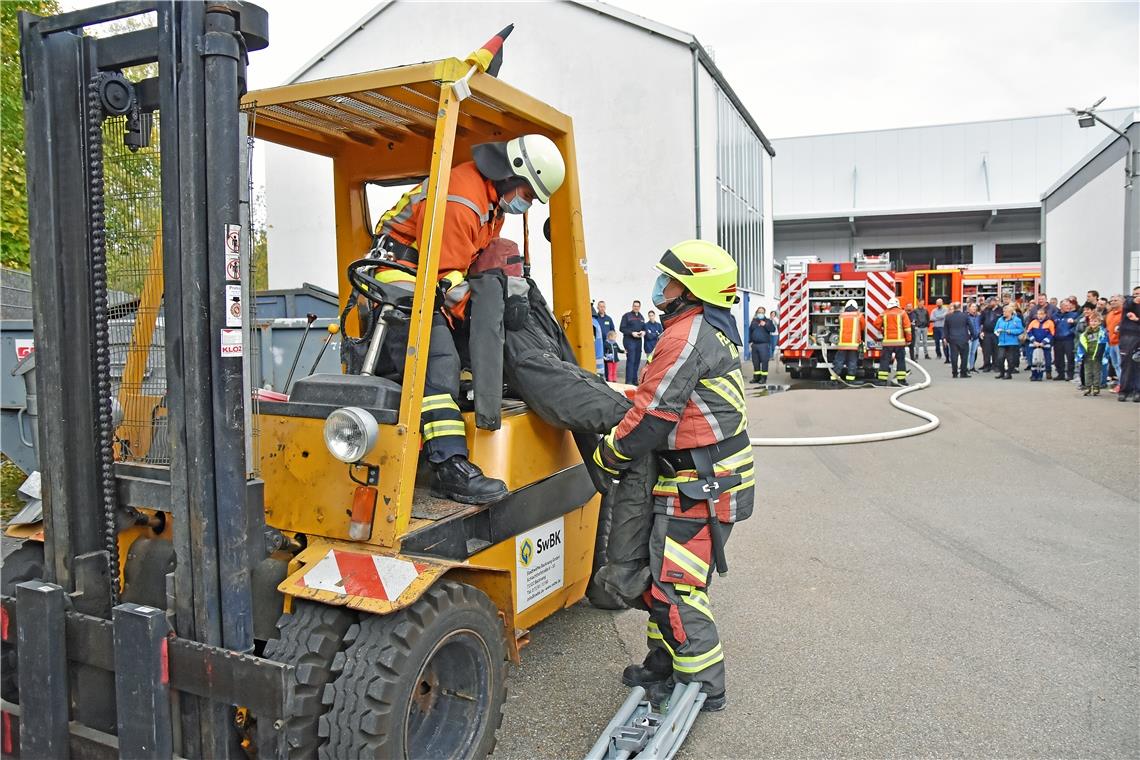 Die Feuerwehrleute holen ihn vom Fahrzeug.