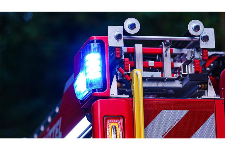 Die Feuerwehrleute konnten verhindern, dass die Flammen auf das Wohnhaus daneben übergriffen. (Symbolbild)