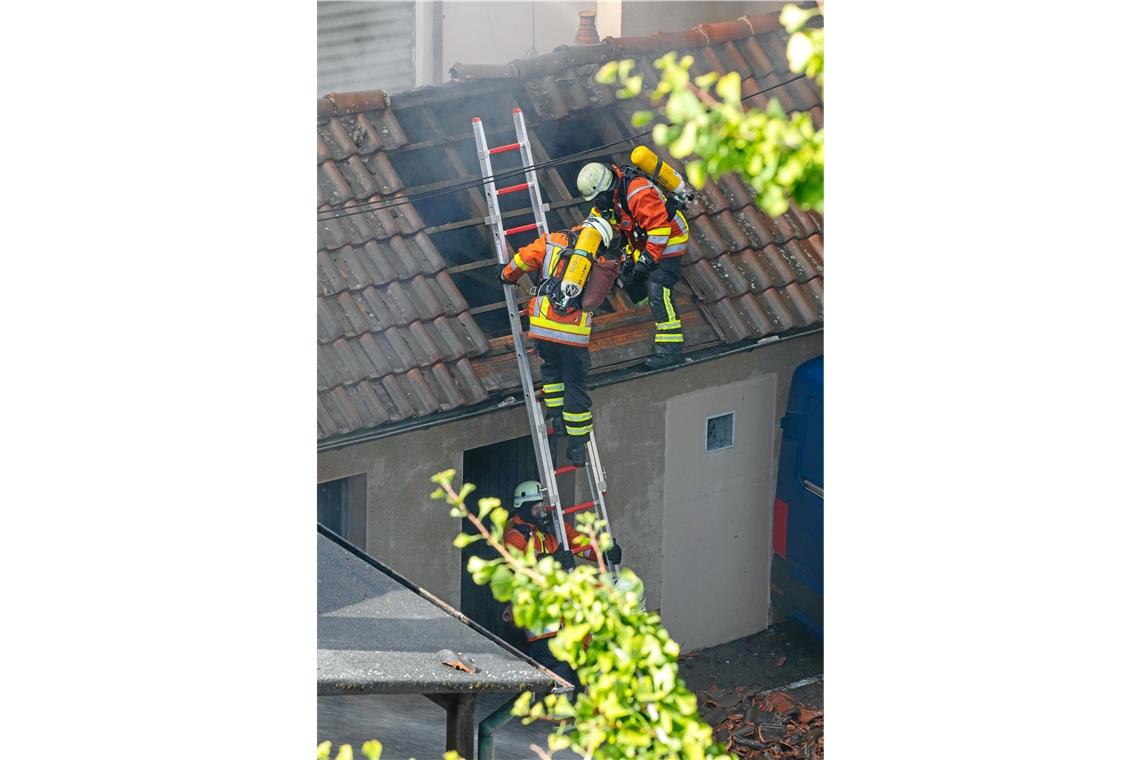 Die Feuerwehrleute mussten sich auf engstem Raum vorwärtskämpfen. Fotos: A. Becher