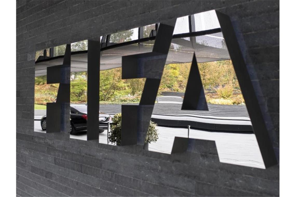 Die FIFA plant trotz der Corona-Pandemie keine generelle Aufhebung der Abstellungspflicht. Foto: Ennio Leanza/KEYSTONE/dpa