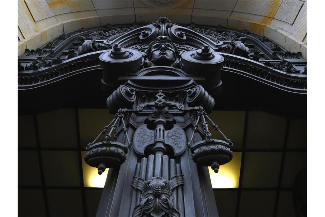 Die Figur der Justitia an der Fassade des Kriminalgerichts Berlin-Moabit. Foto: Sonja Wurtscheid/dpa