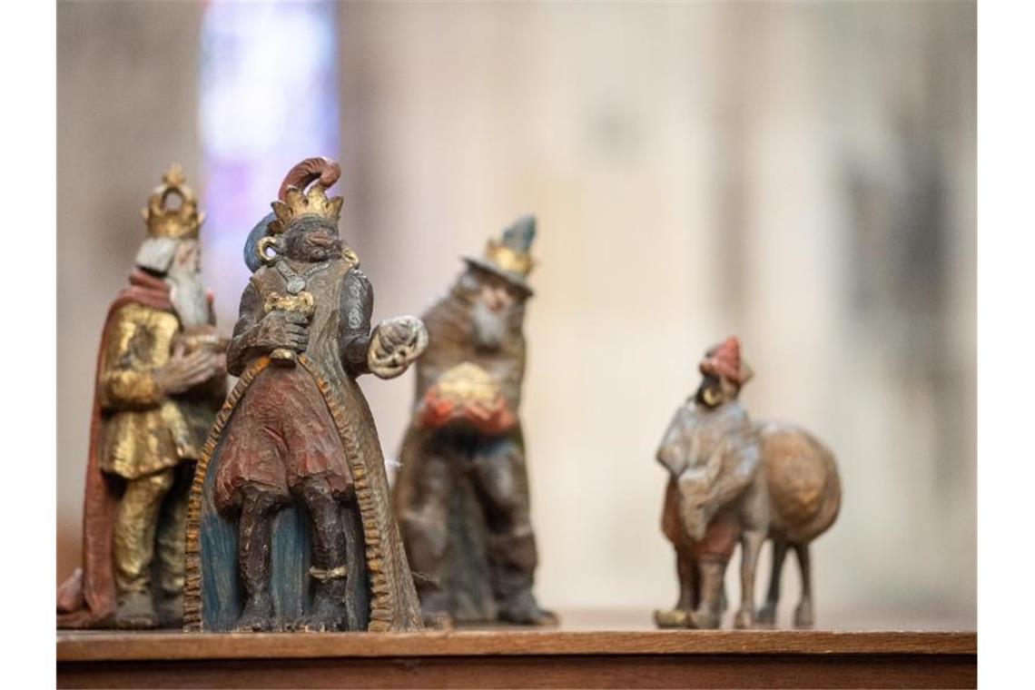 Die Figur des Melchior (2.v.l) steht mit den anderen Figuren der Heiligen Drei Könige im Ulmer Münster. Foto: Sebastian Gollnow/dpa
