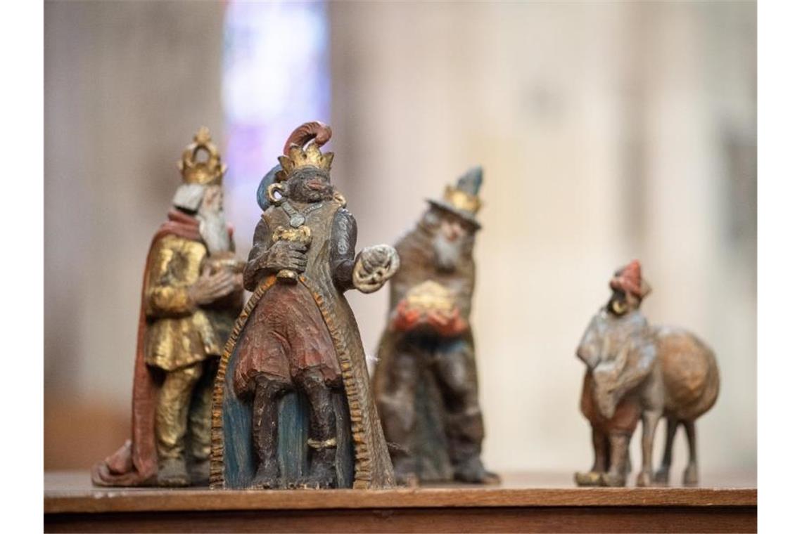 Die Figur des Melchior (v) steht mit den anderen Figuren der Heiligen Drei Könige im Ulmer Münster. Foto: Sebastian Gollnow/dpa/Archivbild