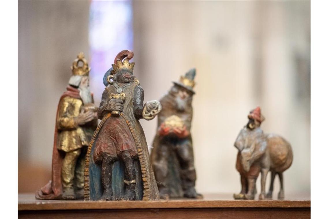 Die Figur des Melchior (v) steht mit den anderen Figuren der Heiligen Drei Könige. Foto: Sebastian Gollnow/dpa/Archivbild/Symbolbild