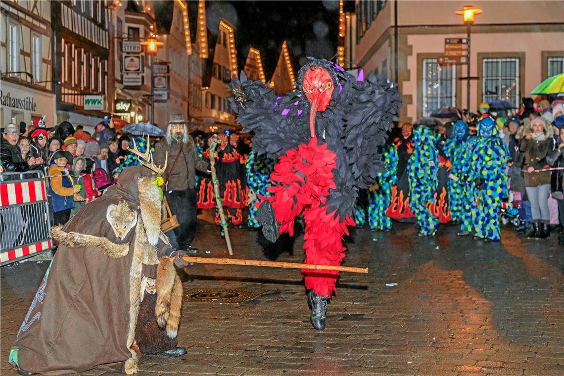 Die Figuren der Murreder Henderwäldler bieten beim Fastnachtsumzug in Murrhardt so einiges. Hier springt der Nachtkrabb über den Stock des Hotz. 