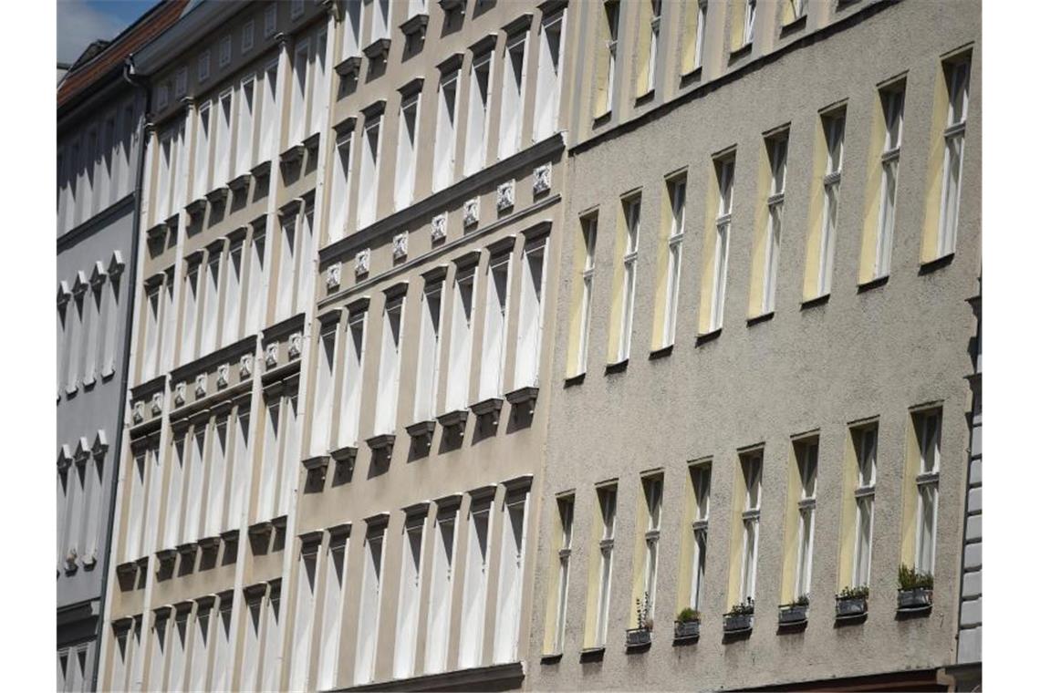 Mieterbund will Grundrecht auf bezahlbares Wohnen Die finanzielle Belastung durch Mieten steigt - vor allem in vielen Großstädten. Foto: Sven Braun