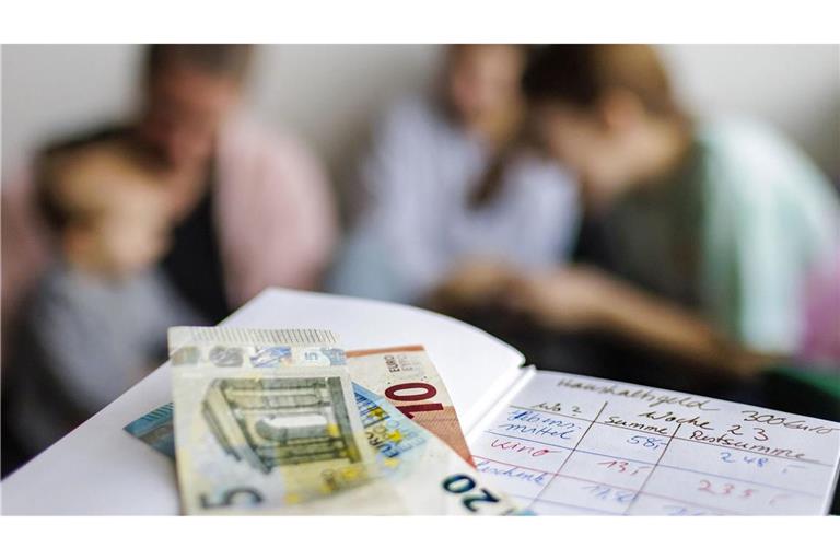 Die finanziellen Sorgen von Eltern minderjähriger Kinder nehmen einer Umfrage zufolge zu. (Symbolbild)