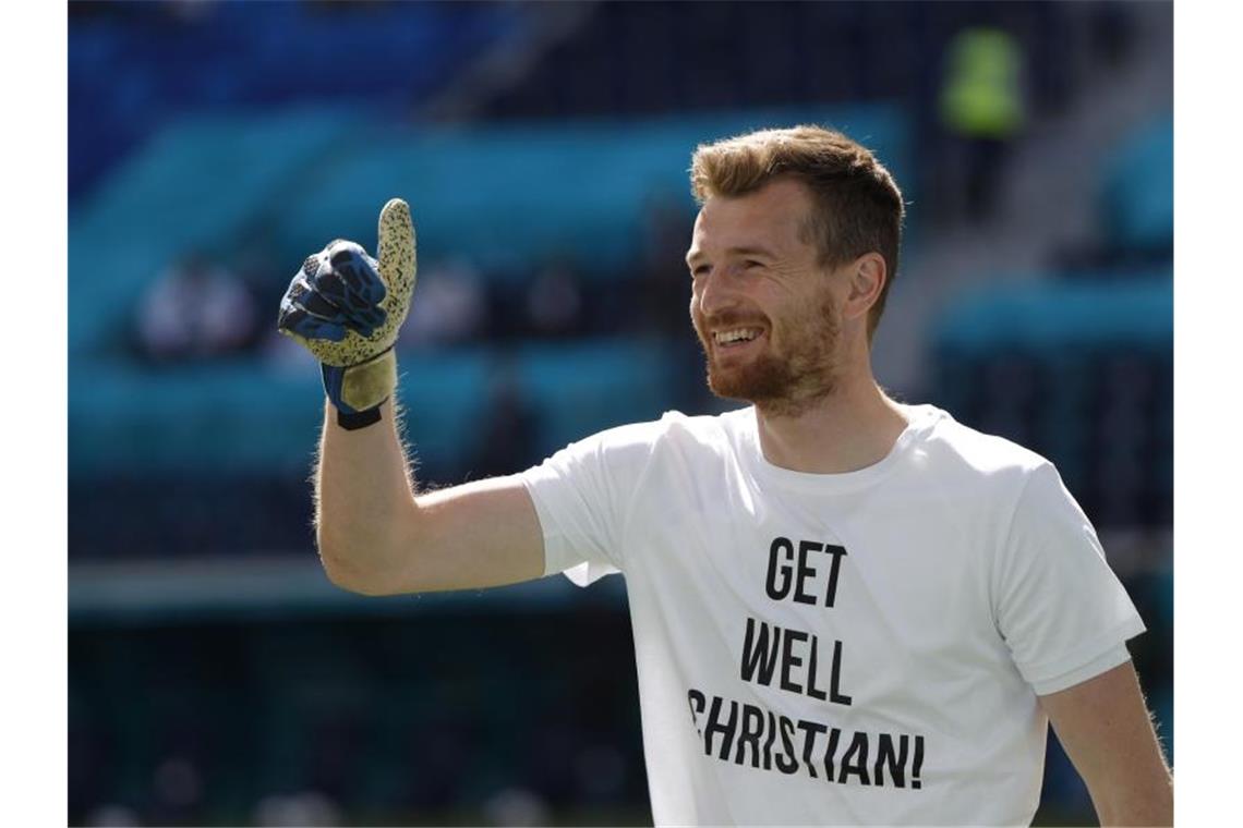 Russen mit viel Mühe zum ersten Sieg - „Haben Job erledigt“ Die Finnen um Torwart Lukas Hradecky grüßten den Dänen Christian Eriksen. Foto: Evgenia Novozhenina/Reuters Pool/dpa