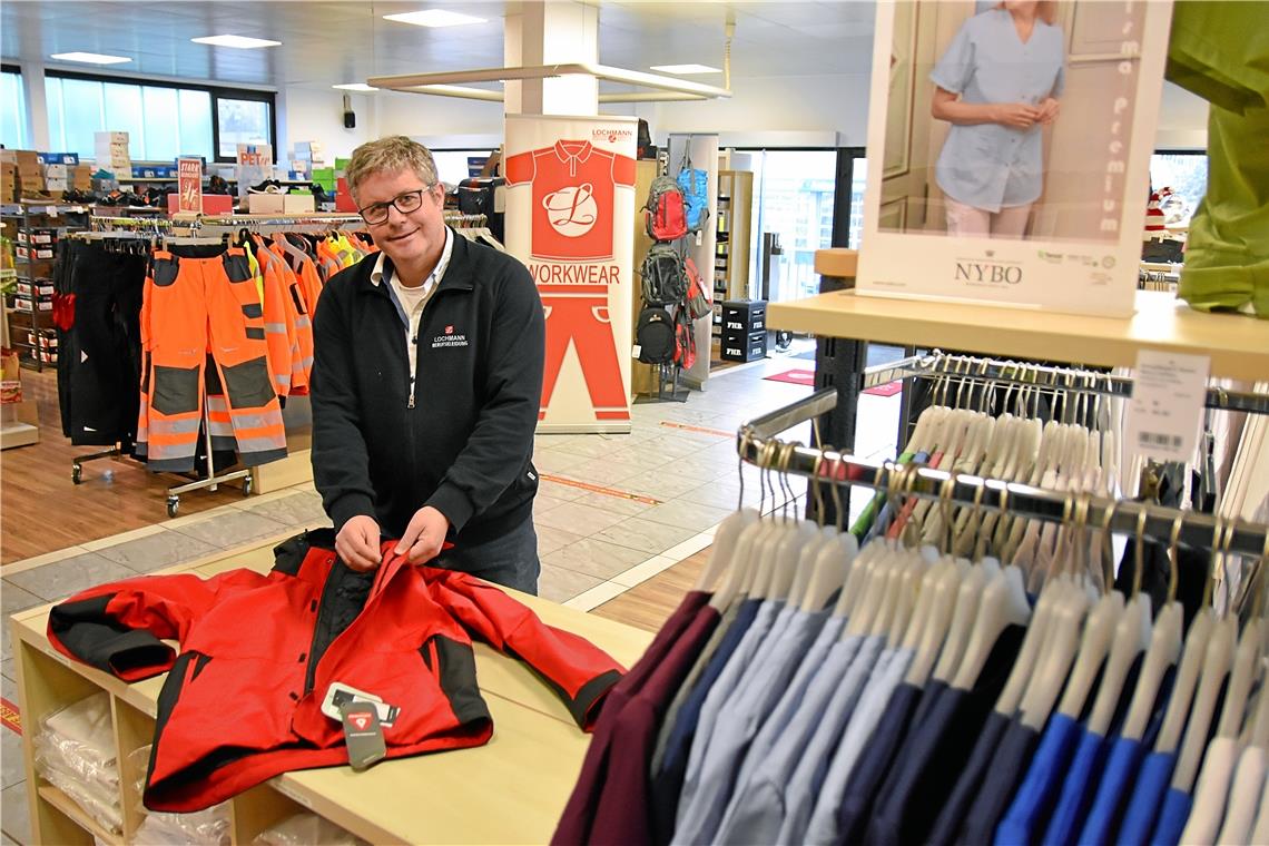 Die Firma Lochmann Berufskleidung ist noch immer von Lieferengpässen betroffen. Insbesondere Reißverschlüsse fehlen, sagt Inhaber Michél Lochmann. Foto: Tobias Sellmaier 