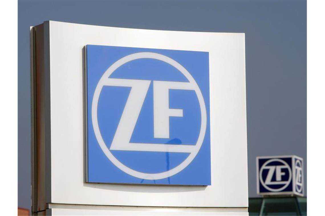 Die Firmenzentrale des Automobilzulieferers ZF in Friedrichshafen. Foto: Patrick Seeger/Archiv