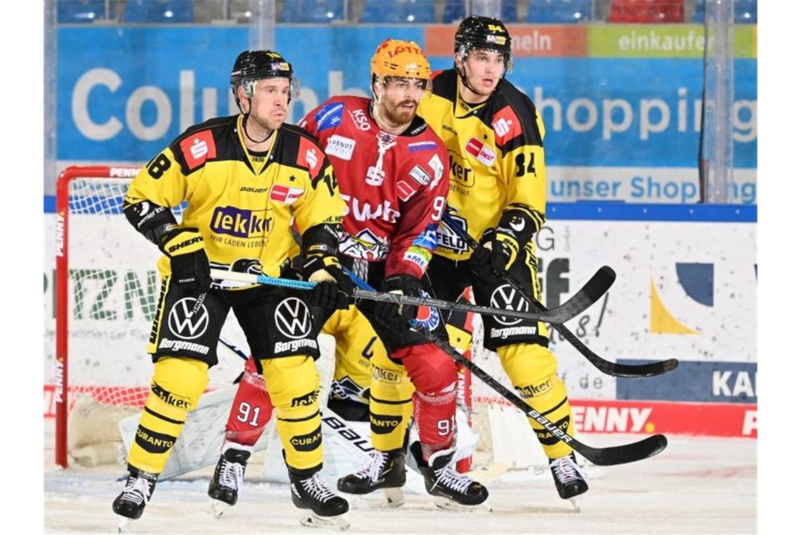 DEL-Turnier als Anfang: Liga-Eishockey noch vor Weihnachten? Die Fischtown Pinguins Bremerhaven gewannen gegen die Krefeld Pinguine. Foto: Mathias Renner/City-Press GmbH/Pool/dpa