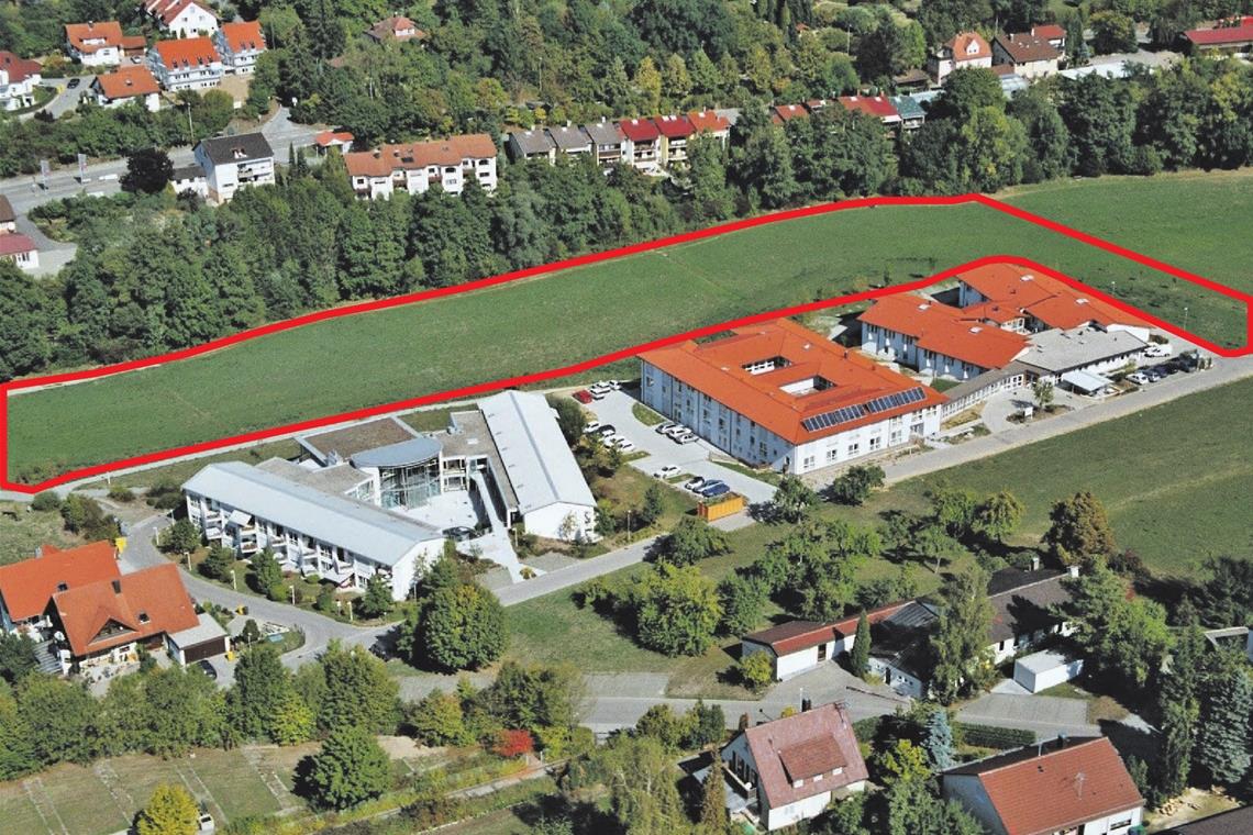 Räte stimmen Überprüfung eines Pflegeheimstandorts in Weissach im Tal zu Die Fläche des Bebauungsplans „Brüdenwiesen Nord“ liegt unterhalb des jetzigen Alten- und Pflegeheims. Archivfoto: Florian Muhl/Montage: BKZ