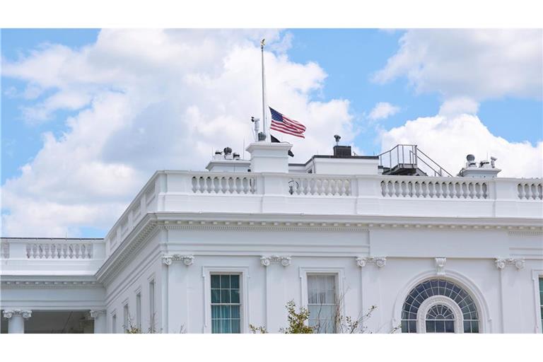 Die Flagge am Weißen Haus ist auf halbmast gesenkt.