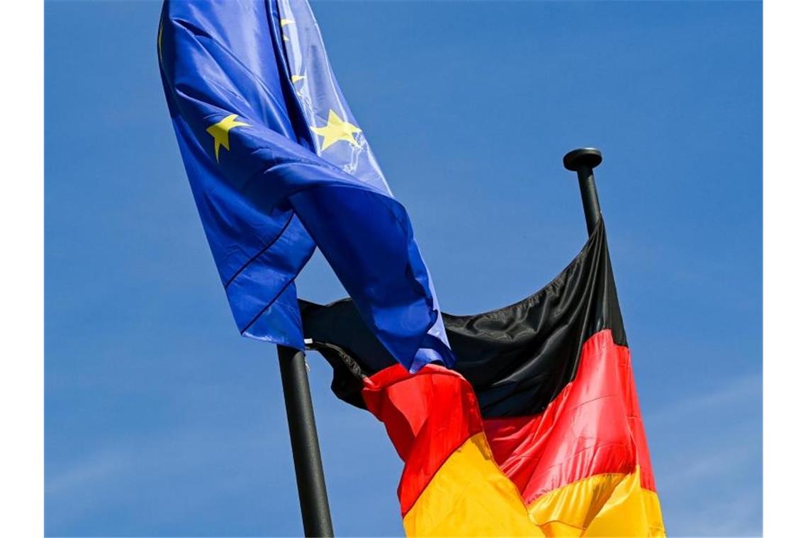 Brüssel bereitet Verfahren gegen Deutschland vor Die Flagge der Bundesrepublik Deutschland und die Europaflagge. Foto: Jens Kalaene/dpa