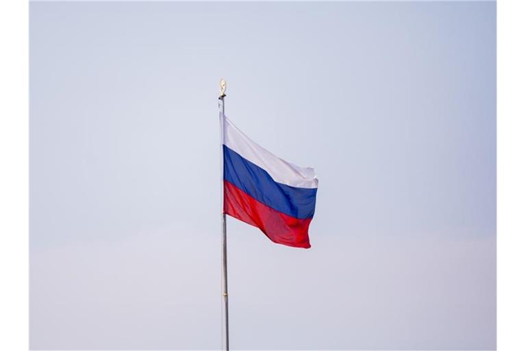 Die Flagge der Russischen Föderation auf der Botschaft Russlands in Berlin. Foto: Christoph Soeder/dpa
