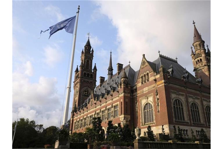 Die Flagge der Vereinten Nationen weht im Wind vor dem Internationalen Gerichtshof in Den Haag. Im Grenzkonflikt zwischen Somalia und Kenia hat der Internationale Gerichtshof die Meeresgrenze zwischen beiden afrikanischen Staaten neu bestimmt. Foto: Mike Corder/AP/dpa