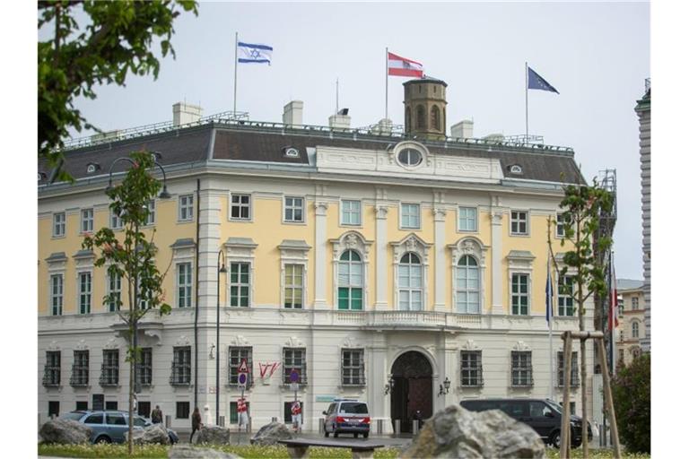 Die Flagge Israels ist auf dem Bundeskanzleramt gehisst. Aus Solidarität mit Israel haben Österreichs Kanzler Kurz und Außenminister Schallenberg auf ihren Amtsgebäuden die Flagge Israels hissen lassen. Foto: -/Bundeskanzleramt/dpa