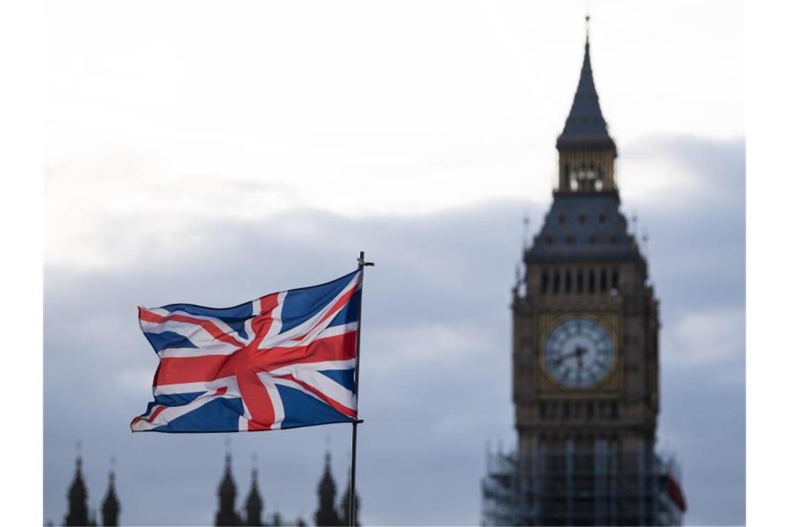 Die Flagge vom Vereinigtem Königreich weht vor dem Big Ben in London. Foto: Monika Skolimowska/dpa-Zentralbild/dpa