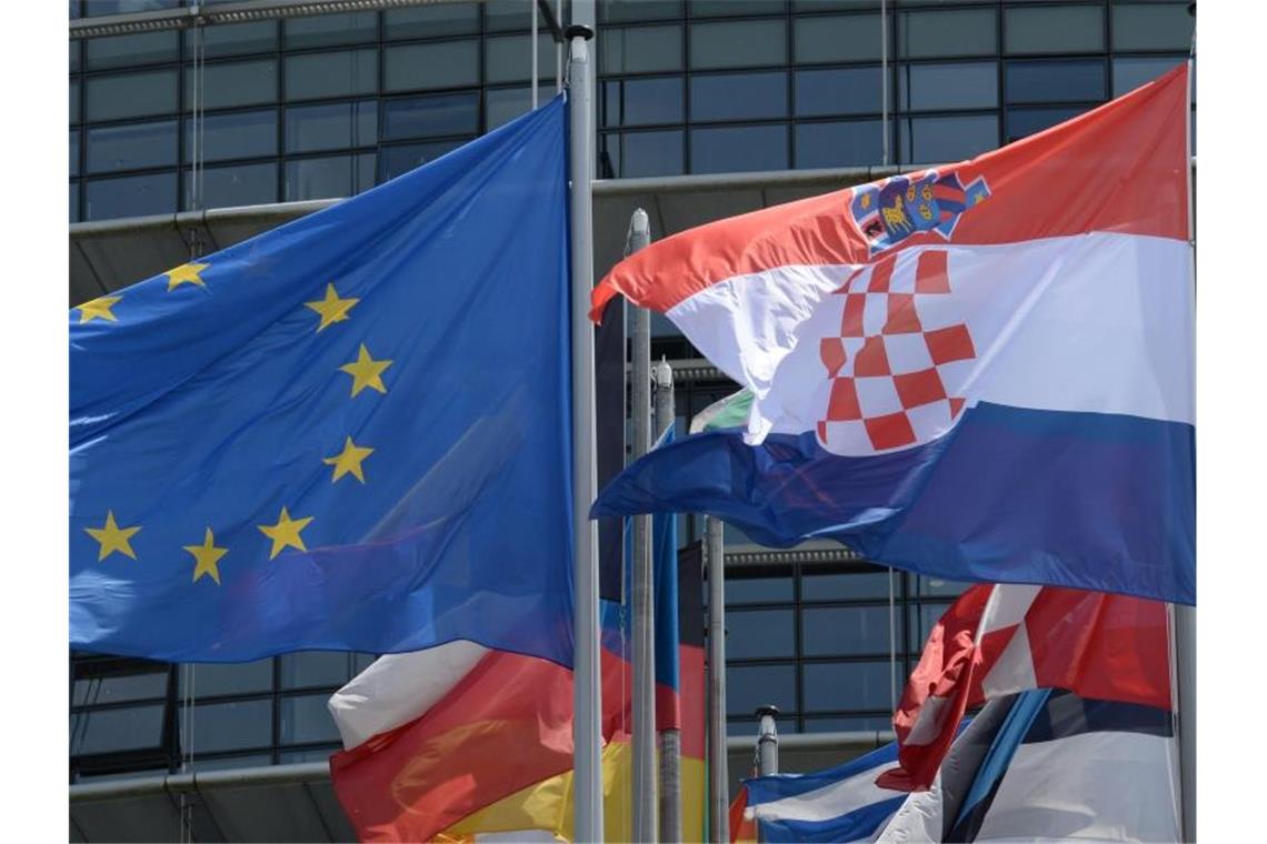 Die Flaggen der EU und Kroatiens vor dem Europäischen Parlament in Straßburg. Foto: Patrick Seeger/epa/dpa