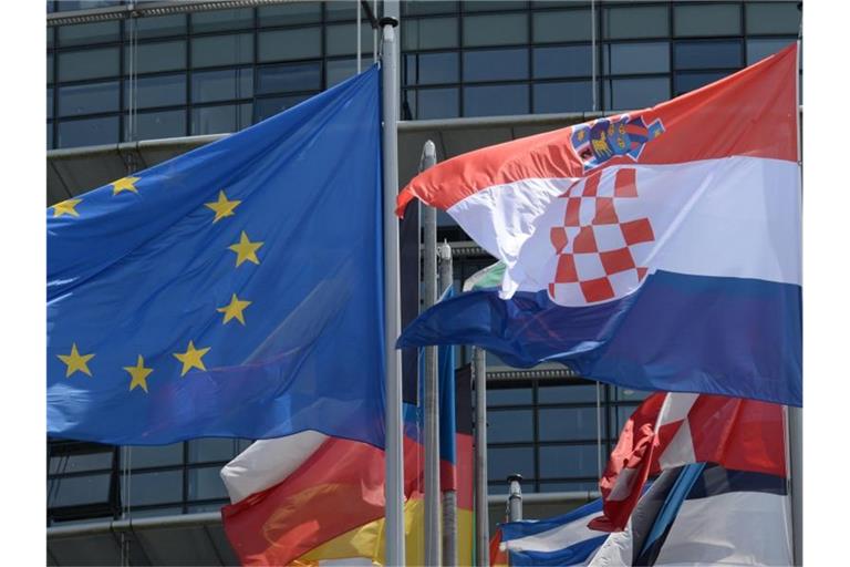 Die Flaggen der EU und Kroatiens vor dem Europäischen Parlament in Straßburg. Foto: Patrick Seeger/epa/dpa