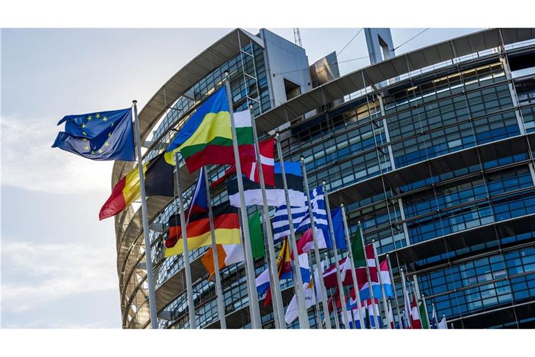Die Flaggen der Europäischen Union, der Ukraine und der Mitgliedsstaaten der EU vor dem Gebäude des Europäischen Parlaments in Straßburg.