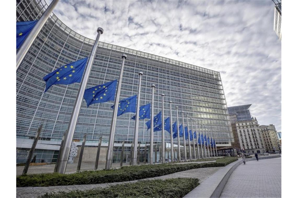 EU-Parlamentspräsident Sassoli ist tot Die Flaggen der Europäischen Union hängen zu Ehren des verstorbenen David Sassoli am EU-Hauptsitz in Brüssel auf halbmast. Foto: Olivier Matthys/AP/dpa