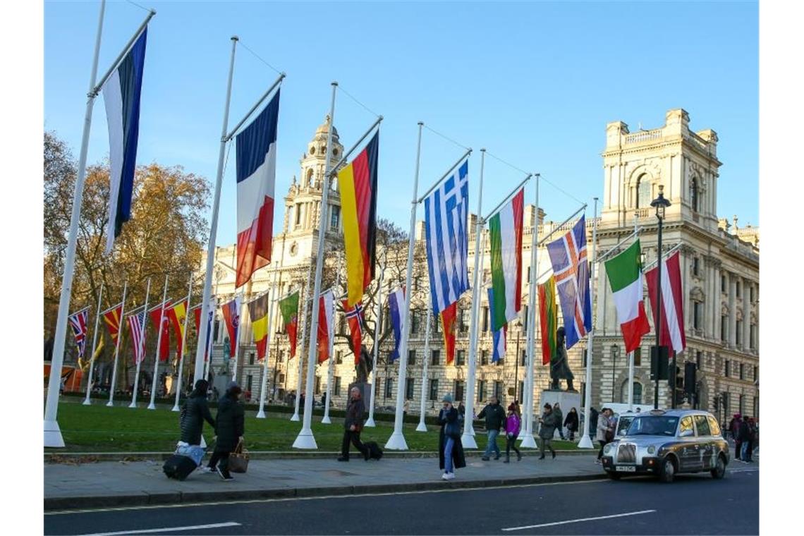 Die Flaggen der Nato-Mitgliedsstaaten wehen in London. Foto: Steve Taylor/SOPA Images via ZUMA Wire/dpa