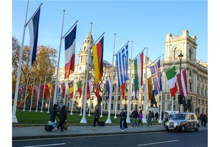Die Flaggen der Nato-Mitgliedsstaaten wehen in London. Foto: Steve Taylor/SOPA Images via ZUMA Wire/dpa