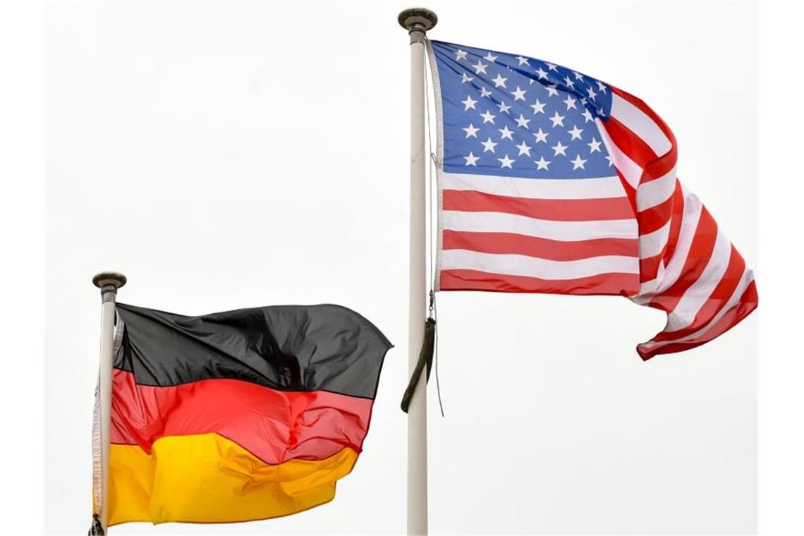 Die Flaggen der USA von Deutschland. Foto: Jens Kalaene/dpa-Zentralbild/dpa