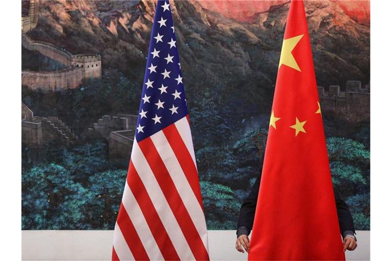 Die Flaggen von China und den USA. Foto: Feng Li/GETTY IMAGES/dpa