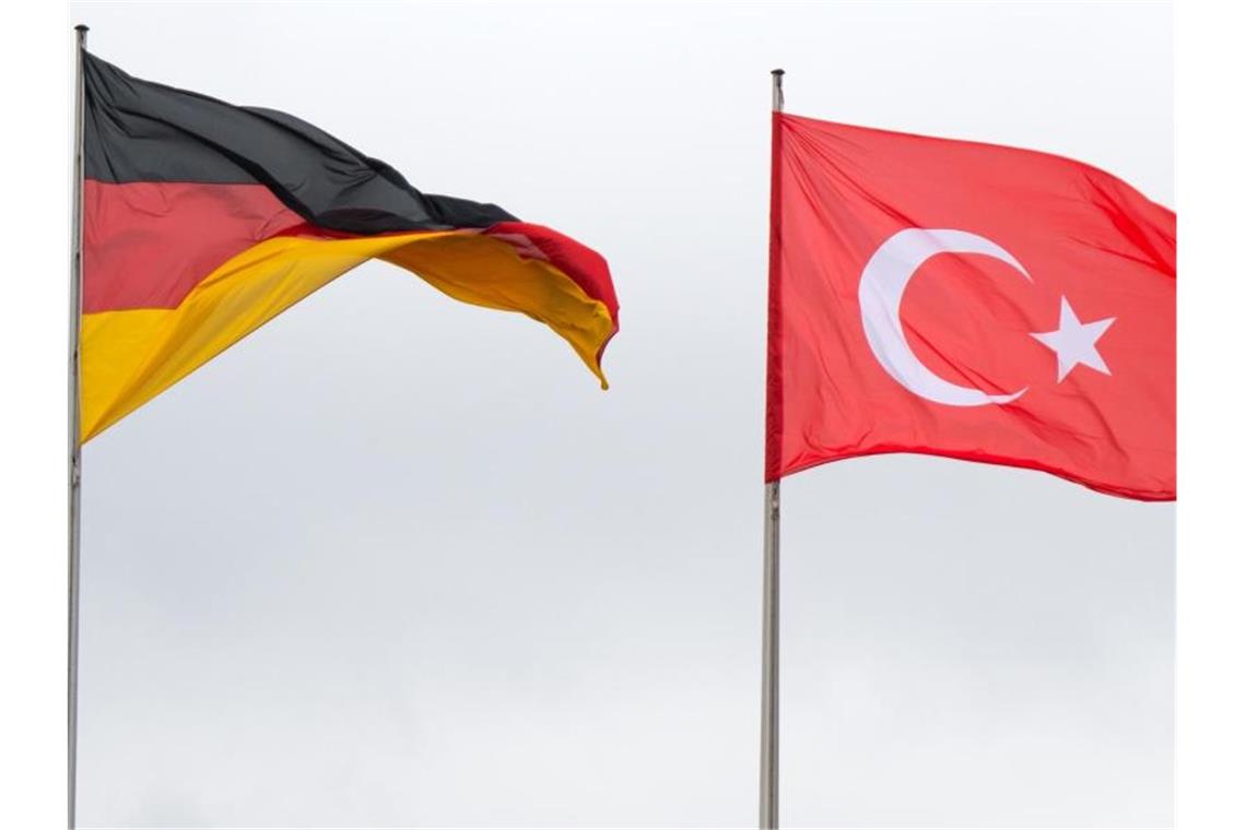 Die Flaggen von Deutschland und der Türkei wehen vor dem Bundeskanzleramt. Die Bundesregierung genehmigt weiterhin bestimmte Rüstungsexporte an Ankara. Foto: Bernd von Jutrczenka/dpa