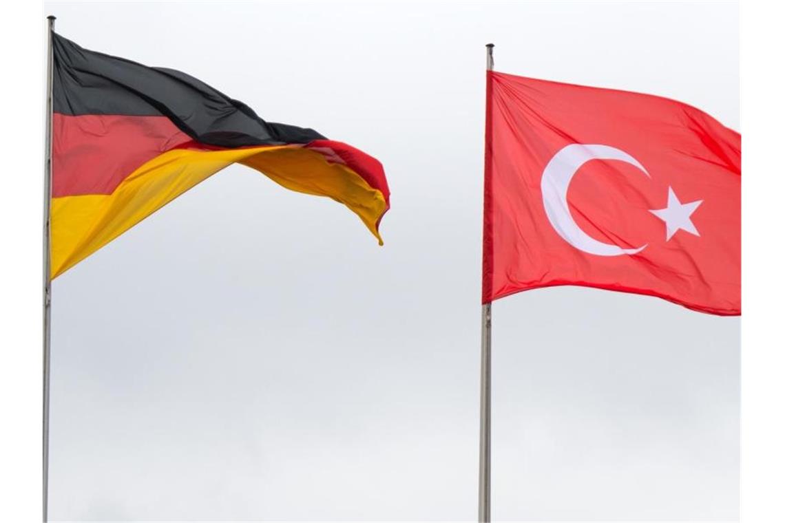 Trotz Syrien-Offensive deutsche Rüstungsexporte an Türkei Die Flaggen von Deutschland und der Türkei wehen vor dem Bundeskanzleramt. Die Bundesregierung genehmigt weiterhin bestimmte Rüstungsexporte an Ankara. Foto: Bernd von Jutrczenka/dpa